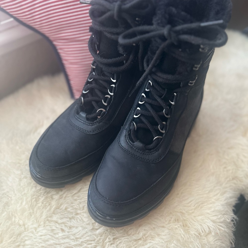 Sorel Black Winter Boots with Fur Lined Collar